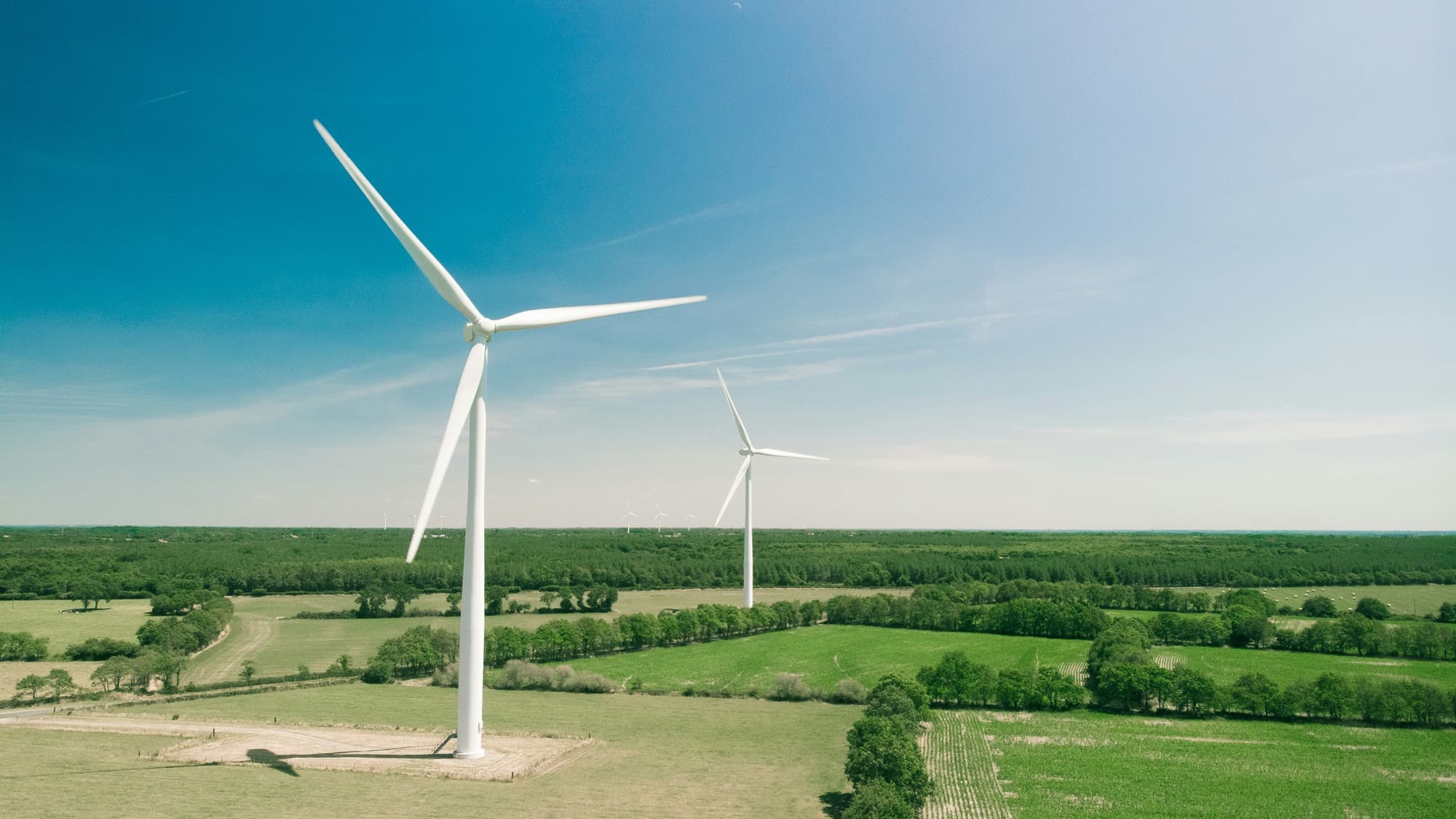 Windkraftanlagen über offener Landschaft